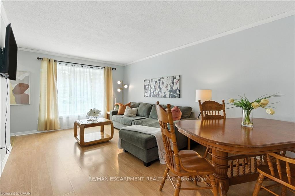 Photo 7 of 30 Rainbow Court, Welland, Broadway — HOMEH