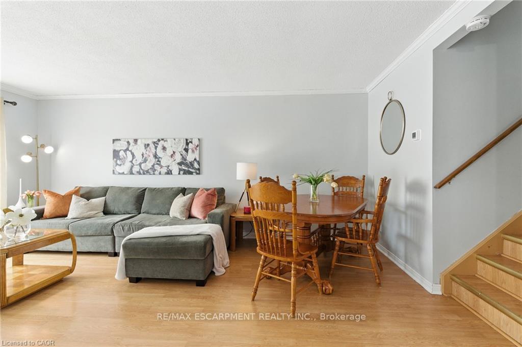 Photo 8 of 30 Rainbow Court, Welland, Broadway — HOMEH