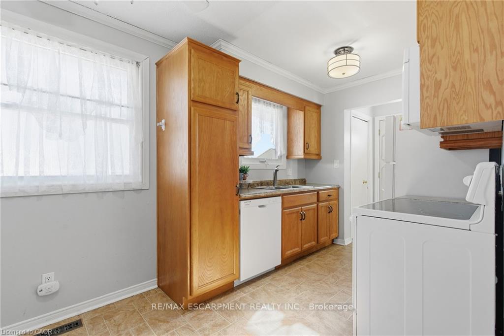 Photo 10 of 30 Rainbow Court, Welland, Broadway — HOMEH