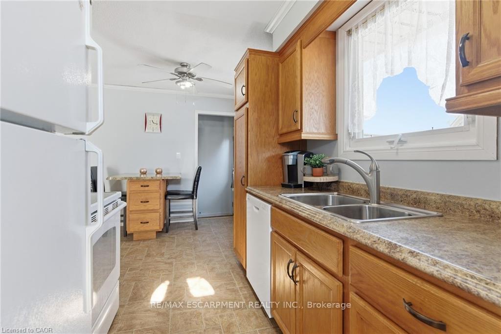 Photo 11 of 30 Rainbow Court, Welland, Broadway — HOMEH