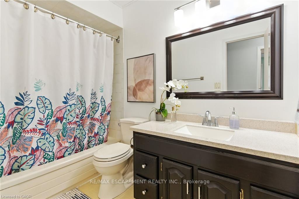 Photo 12 of 30 Rainbow Court, Welland, Broadway — HOMEH