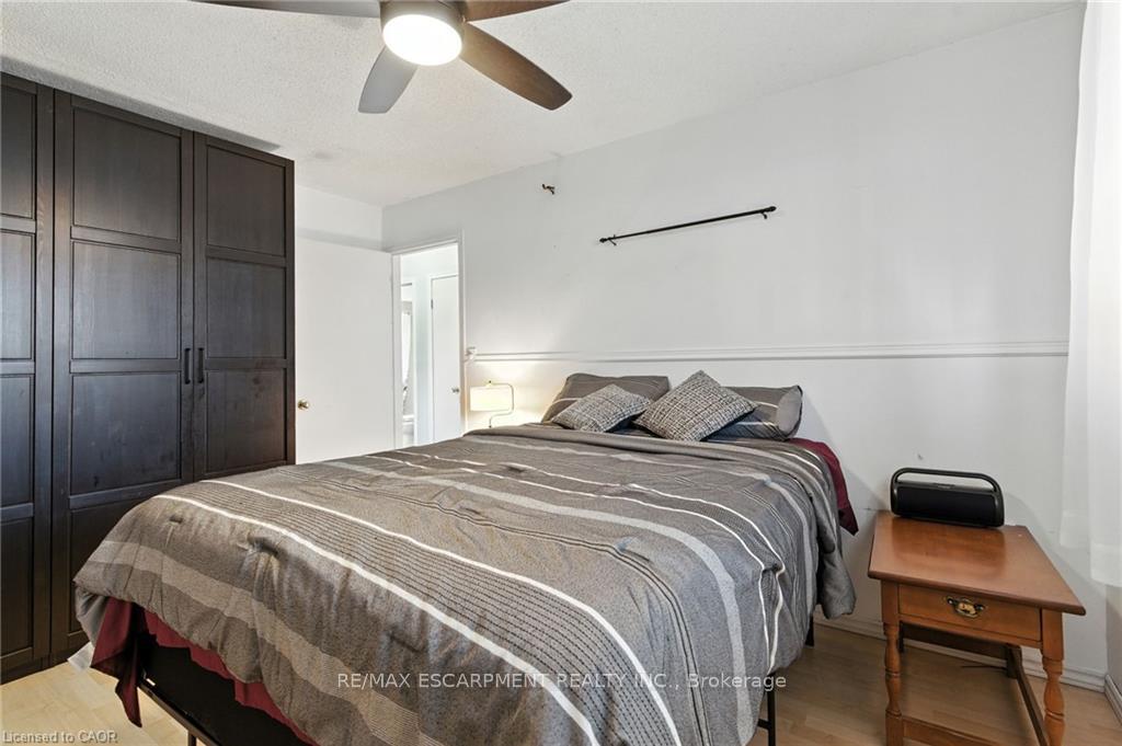 Photo 13 of 30 Rainbow Court, Welland, Broadway — HOMEH
