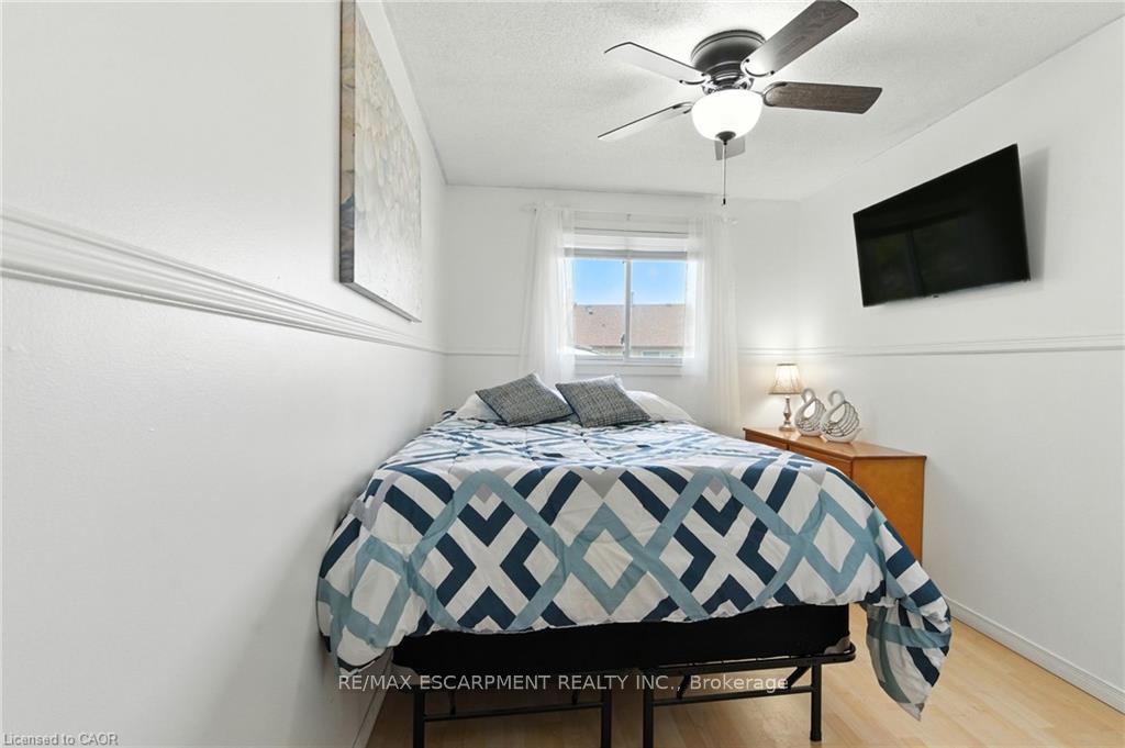 Photo 14 of 30 Rainbow Court, Welland, Broadway — HOMEH