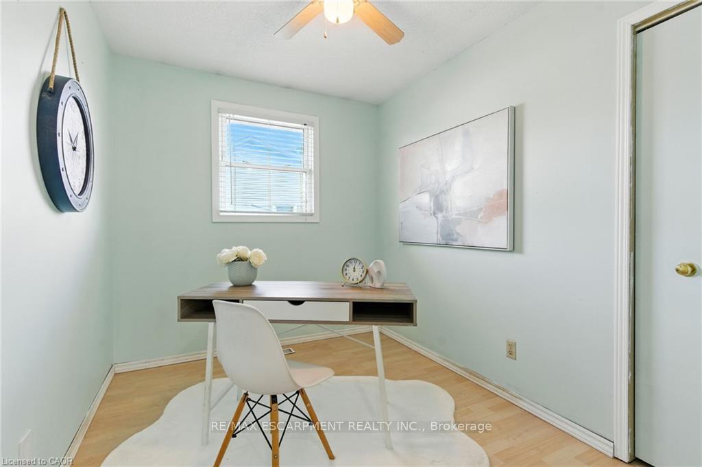 Photo 15 of 30 Rainbow Court, Welland, Broadway — HOMEH