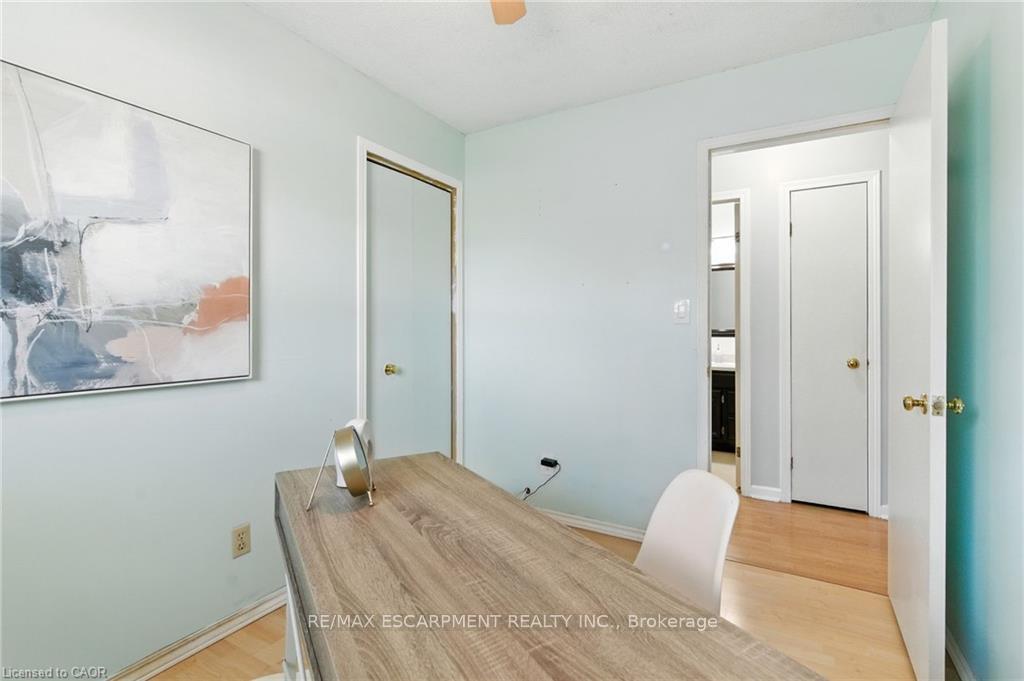 Photo 16 of 30 Rainbow Court, Welland, Broadway — HOMEH