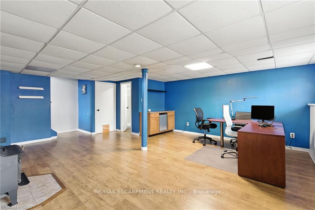 Photo 19 of 30 Rainbow Court, Welland, Broadway — HOMEH