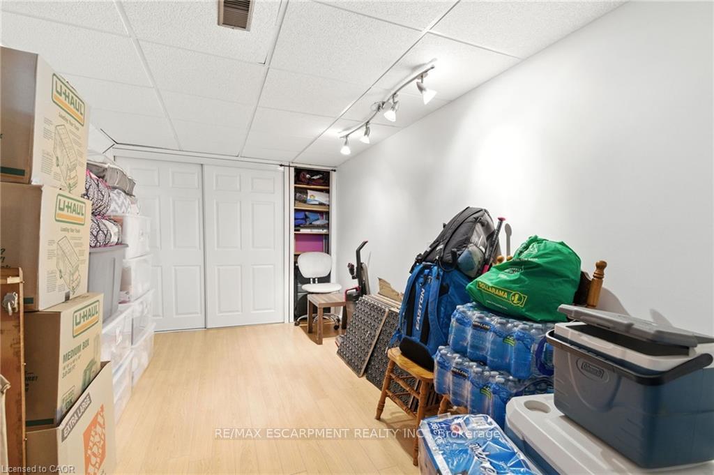 Photo 21 of 30 Rainbow Court, Welland, Broadway — HOMEH
