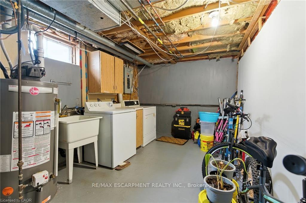 Photo 22 of 30 Rainbow Court, Welland, Broadway — HOMEH