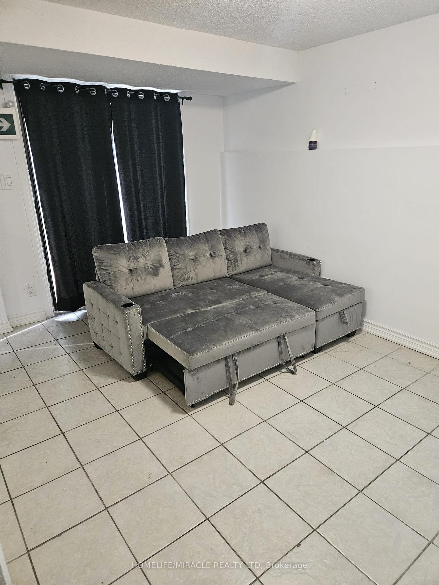 Photo 11 of 43 Blossom Avenue W, Brampton, Downtown Brampton — HOMEH