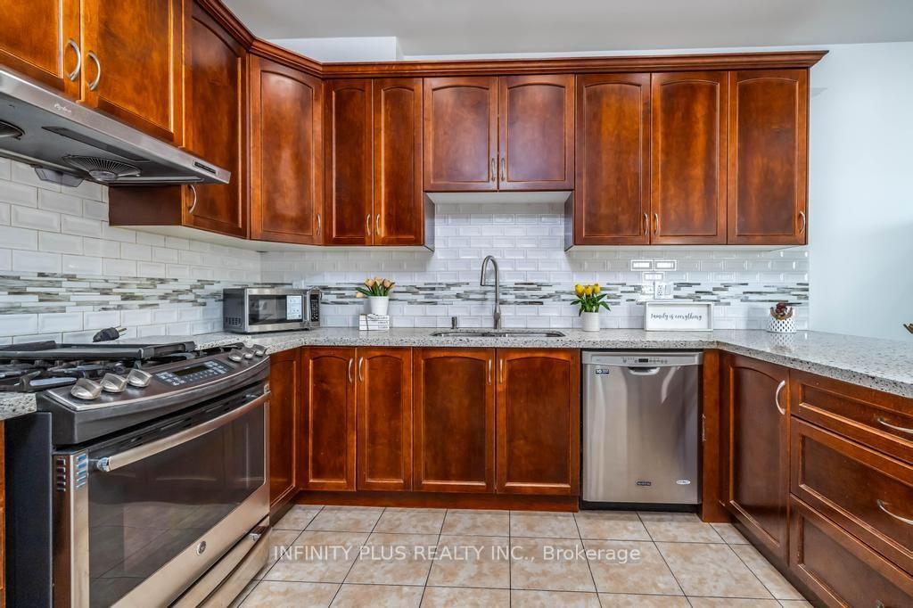 Photo 4 of 1 Ebury Drive, Brampton, Credit Valley — HOMEH