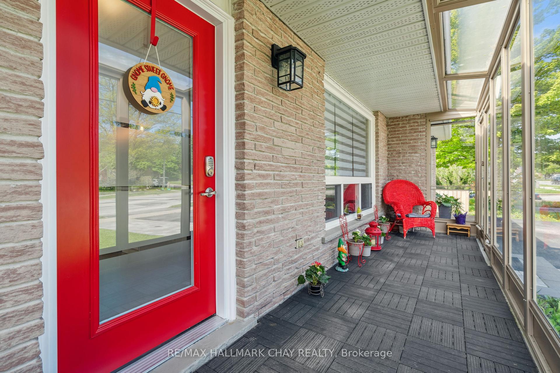 Photo 2 of 257 Edgehill Drive, Barrie, Letitia Heights — HOMEH