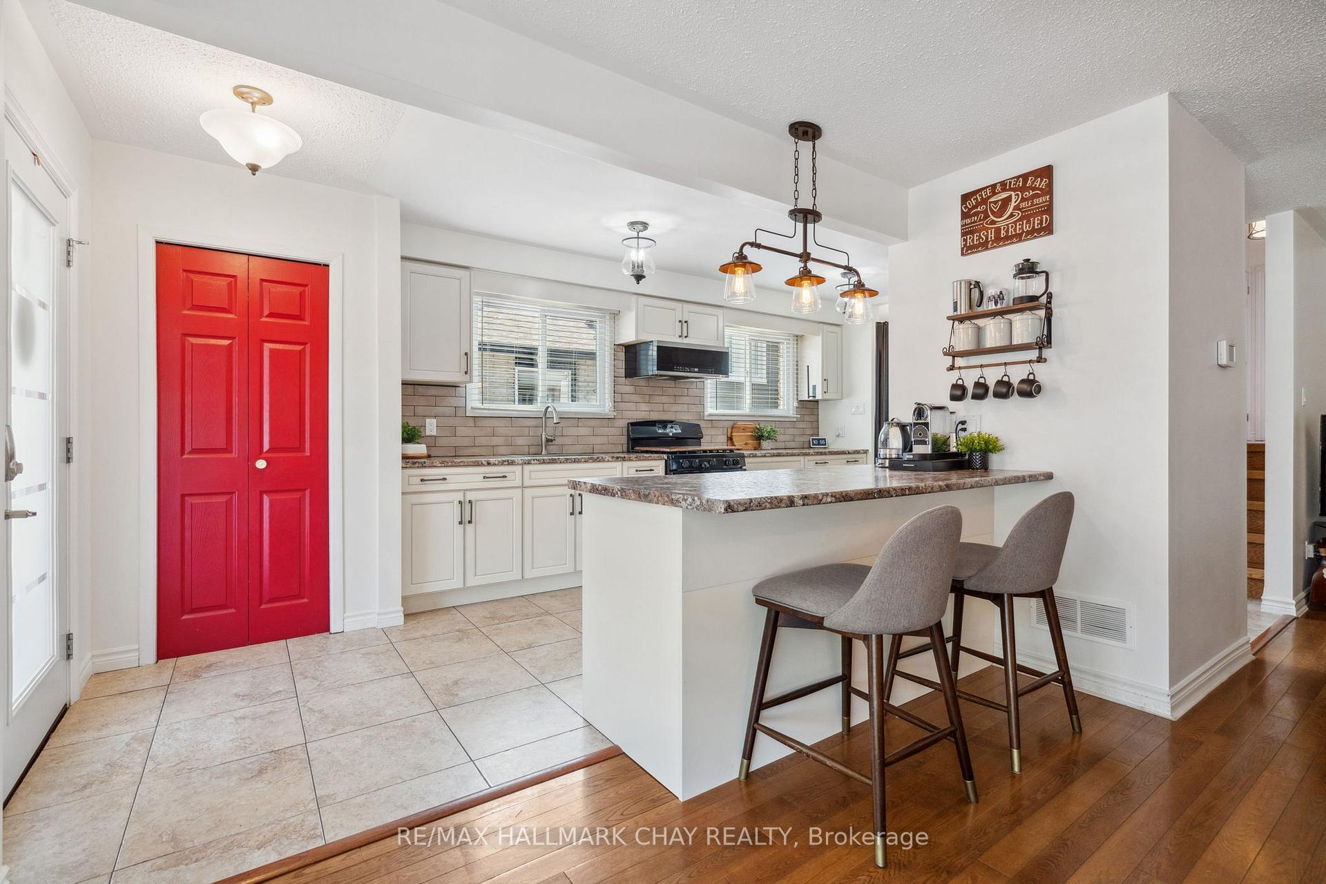 Photo 3 of 257 Edgehill Drive, Barrie, Letitia Heights — HOMEH
