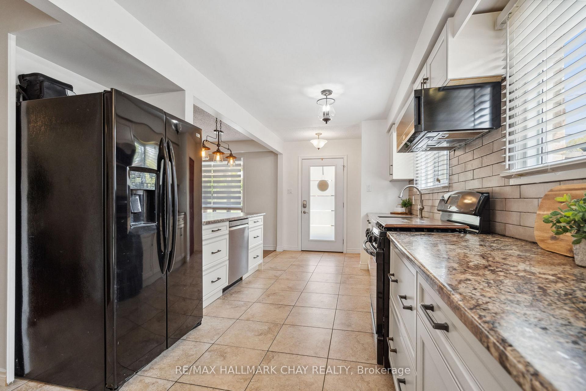 Photo 4 of 257 Edgehill Drive, Barrie, Letitia Heights — HOMEH