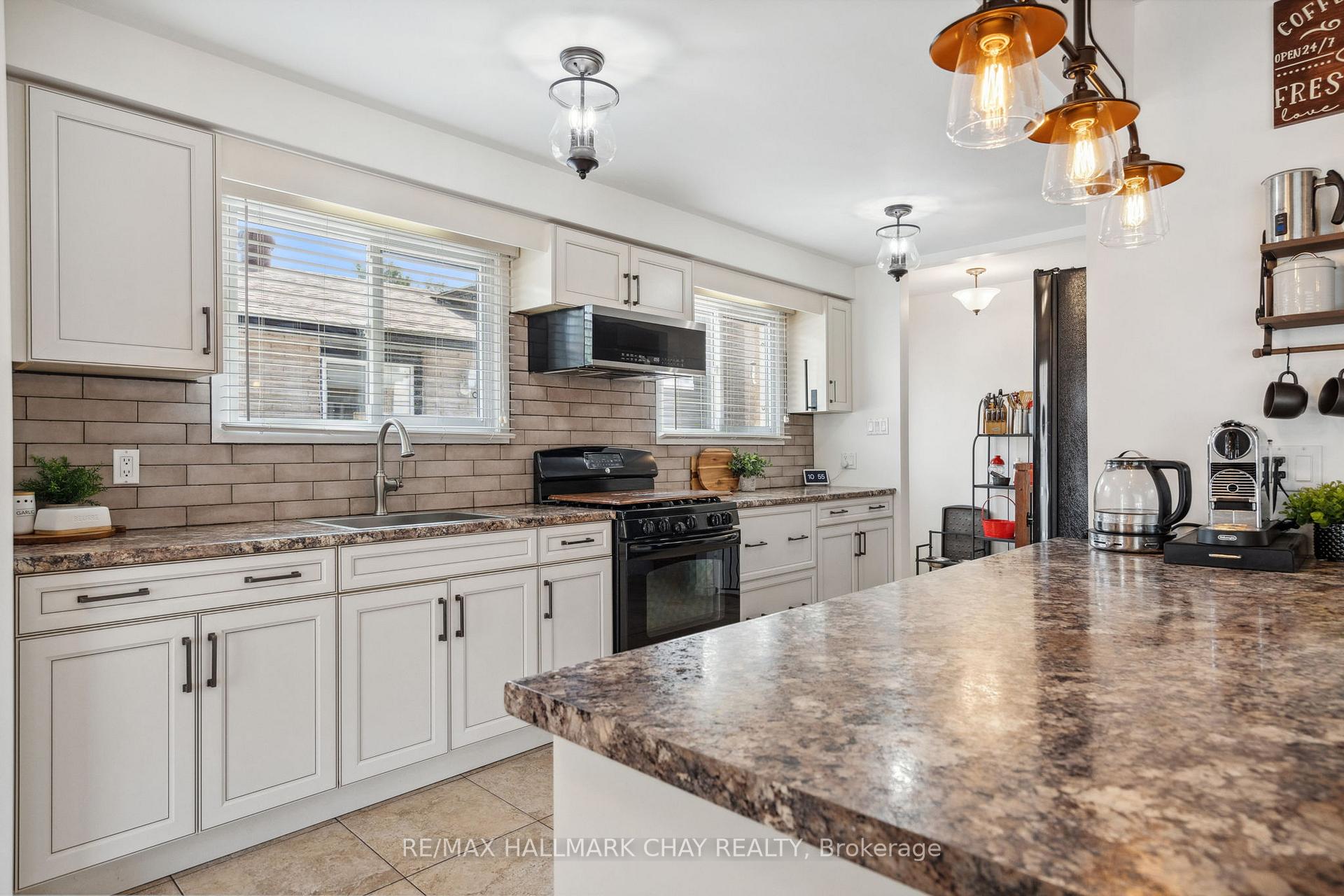 Photo 5 of 257 Edgehill Drive, Barrie, Letitia Heights — HOMEH