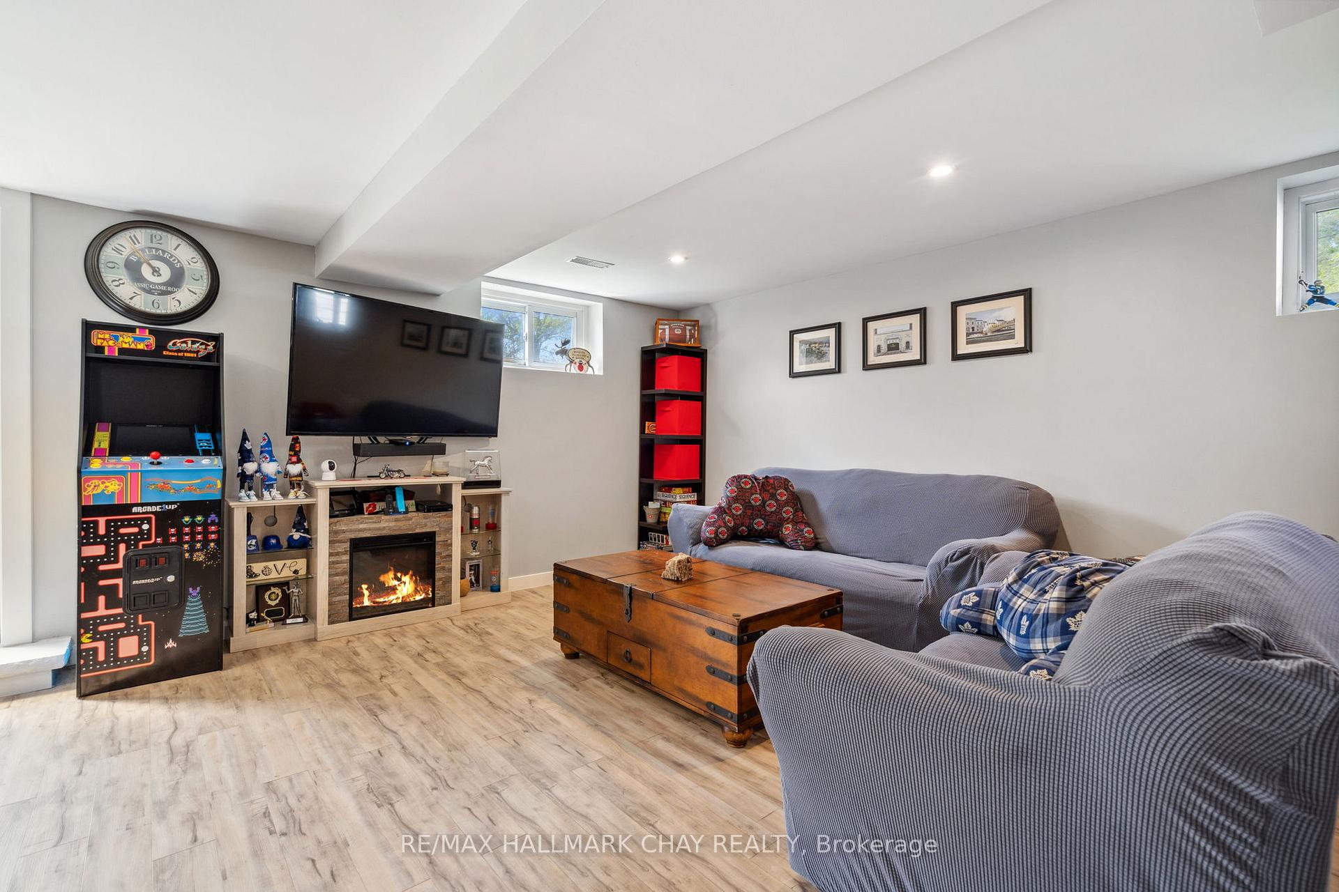 Photo 21 of 257 Edgehill Drive, Barrie, Letitia Heights — HOMEH
