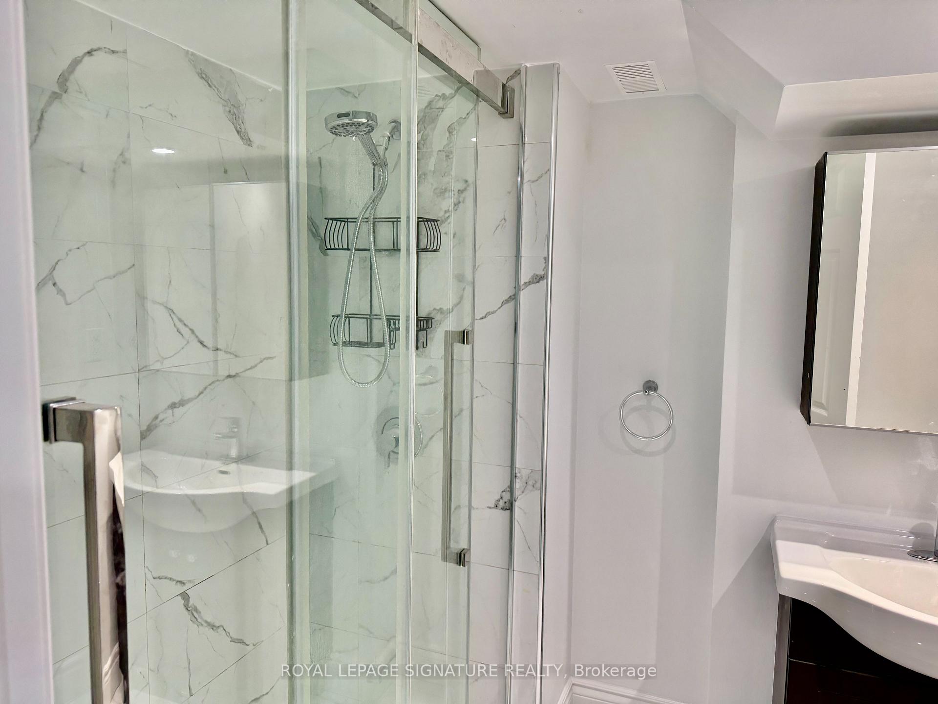 Photo 4 of 80 Midcrest Circle, Brampton, Credit Valley — HOMEH