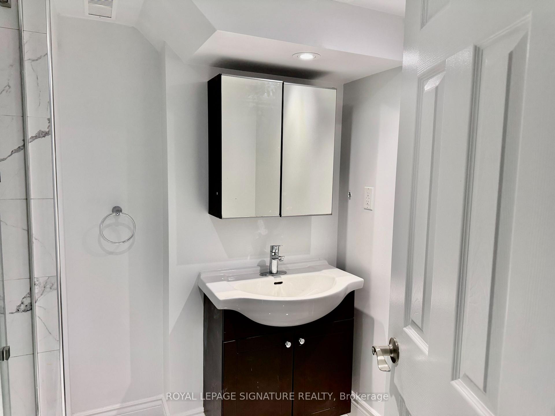 Photo 5 of 80 Midcrest Circle, Brampton, Credit Valley — HOMEH