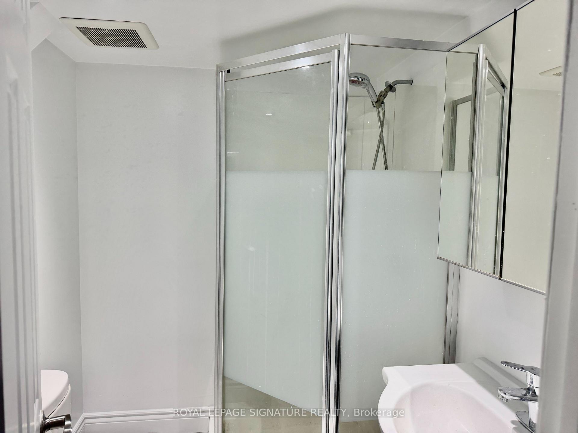 Photo 11 of 80 Midcrest Circle, Brampton, Credit Valley — HOMEH