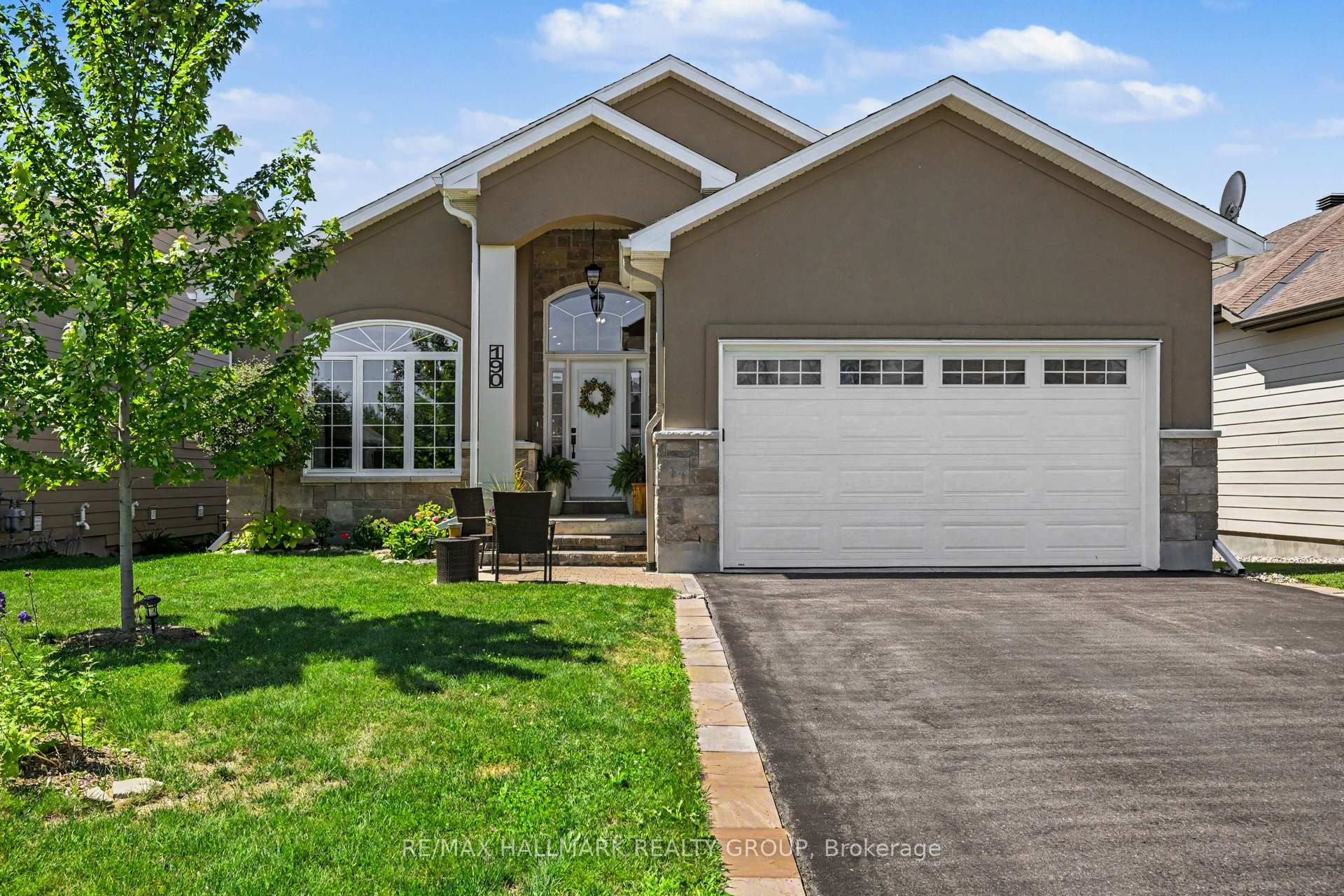 Front of 190 Sheppard Avenue