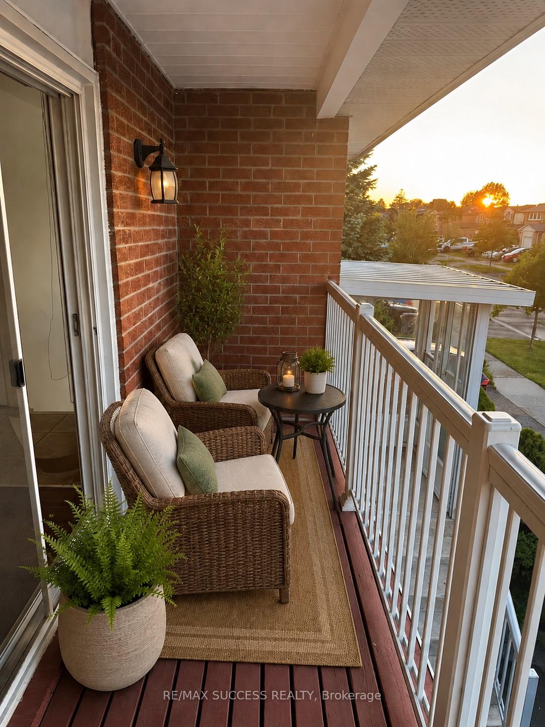 Photo 4 of 32 Martindale Crescent, Brampton, Brampton West — HOMEH