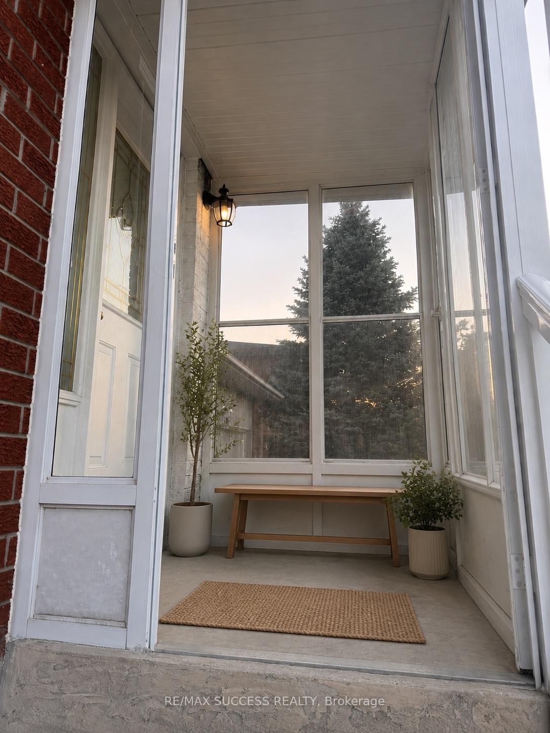 Photo 5 of 32 Martindale Crescent, Brampton, Brampton West — HOMEH