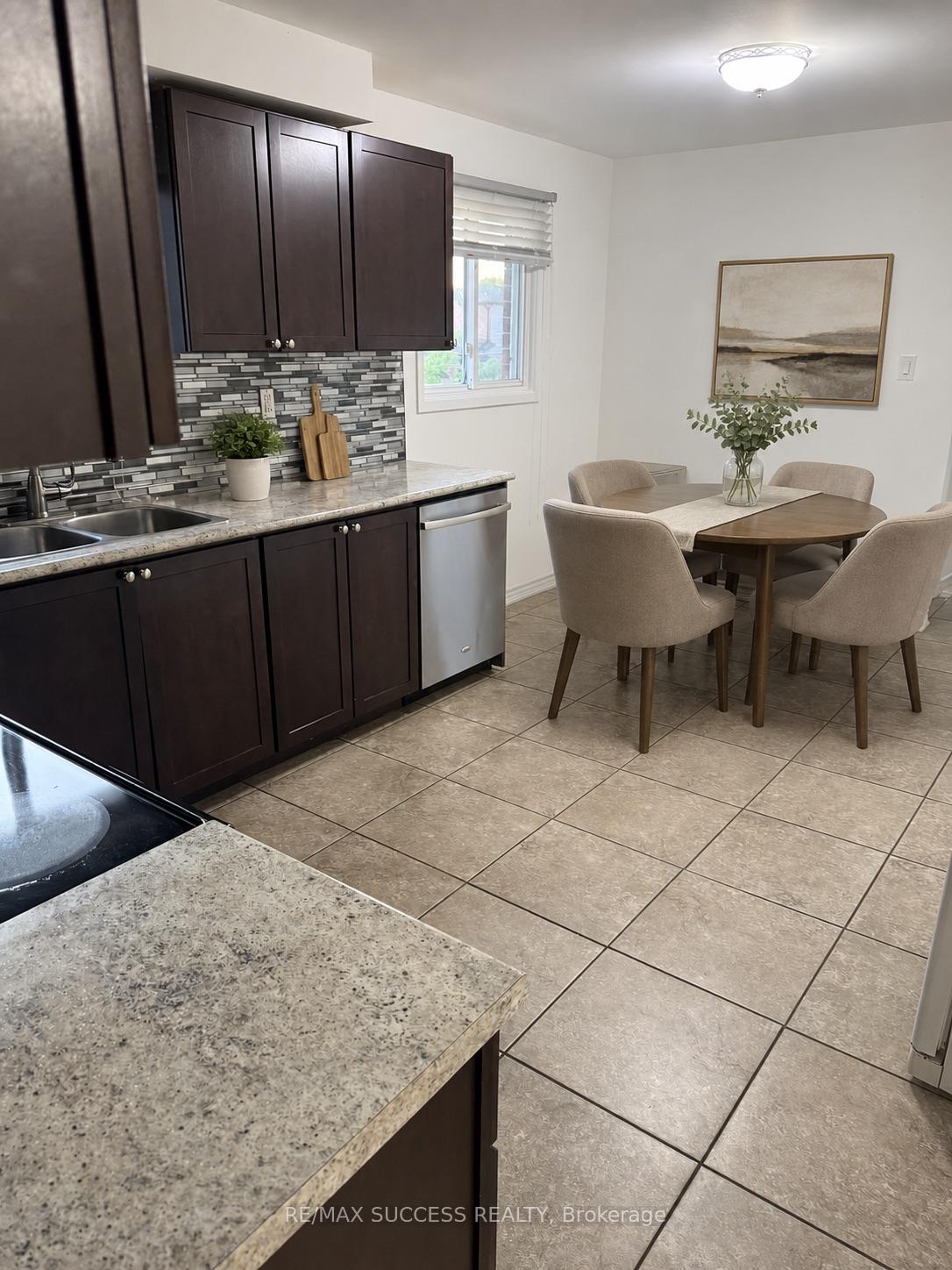 Photo 8 of 32 Martindale Crescent, Brampton, Brampton West — HOMEH