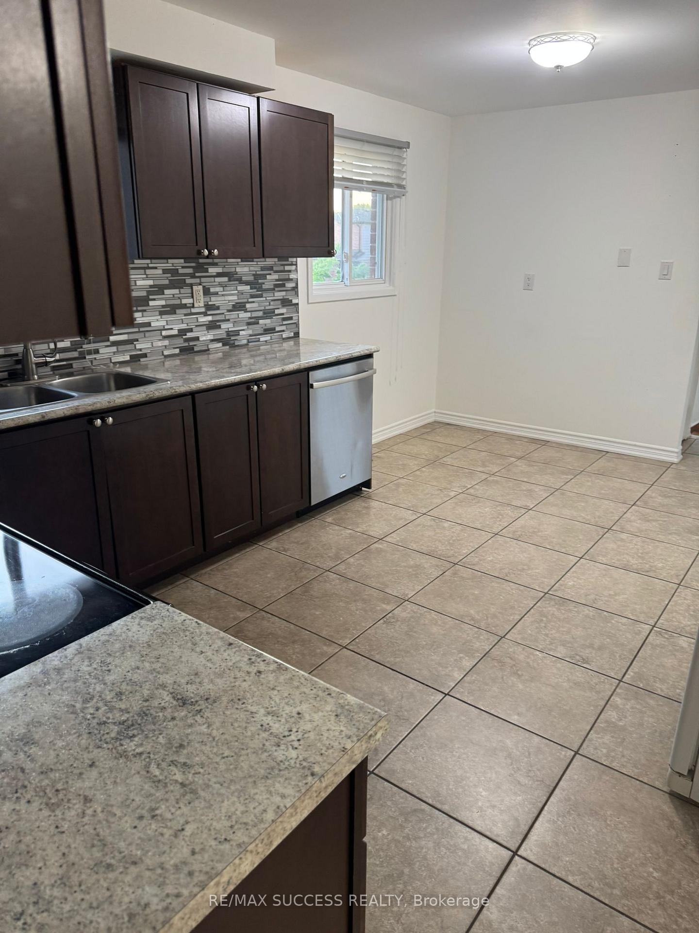 Photo 9 of 32 Martindale Crescent, Brampton, Brampton West — HOMEH