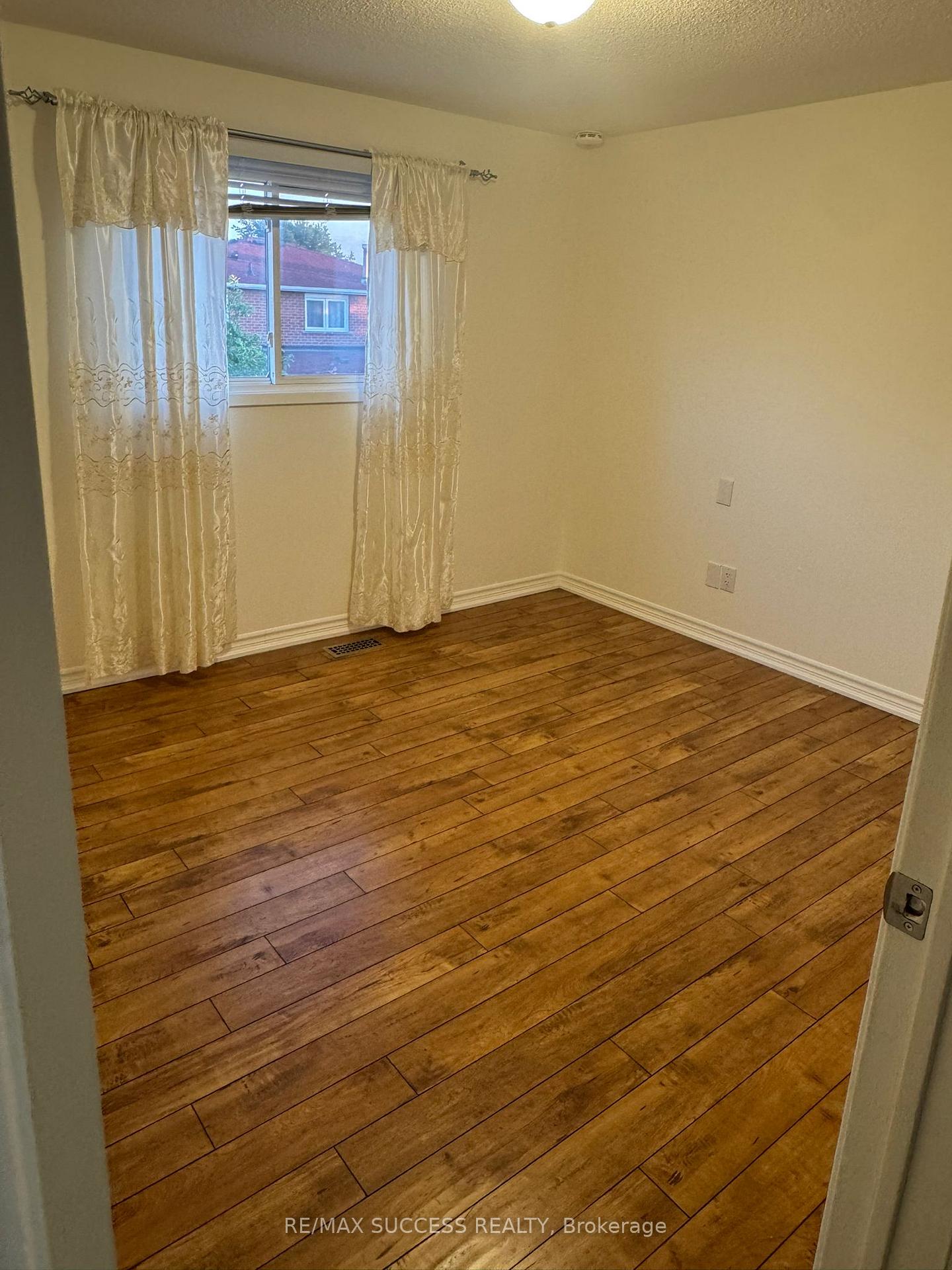Photo 19 of 32 Martindale Crescent, Brampton, Brampton West — HOMEH