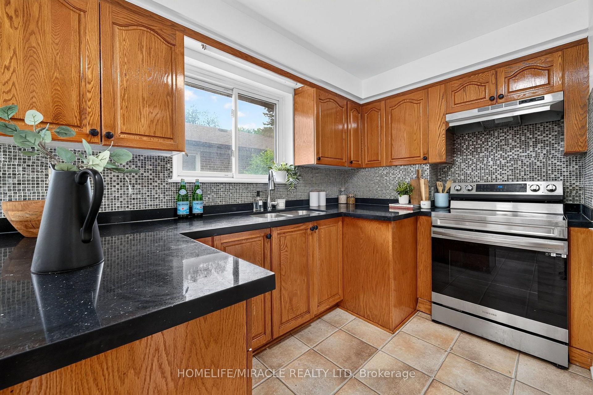 Photo 4 of 14 Marlena Drive, Scarborough, West Hill — HOMEH
