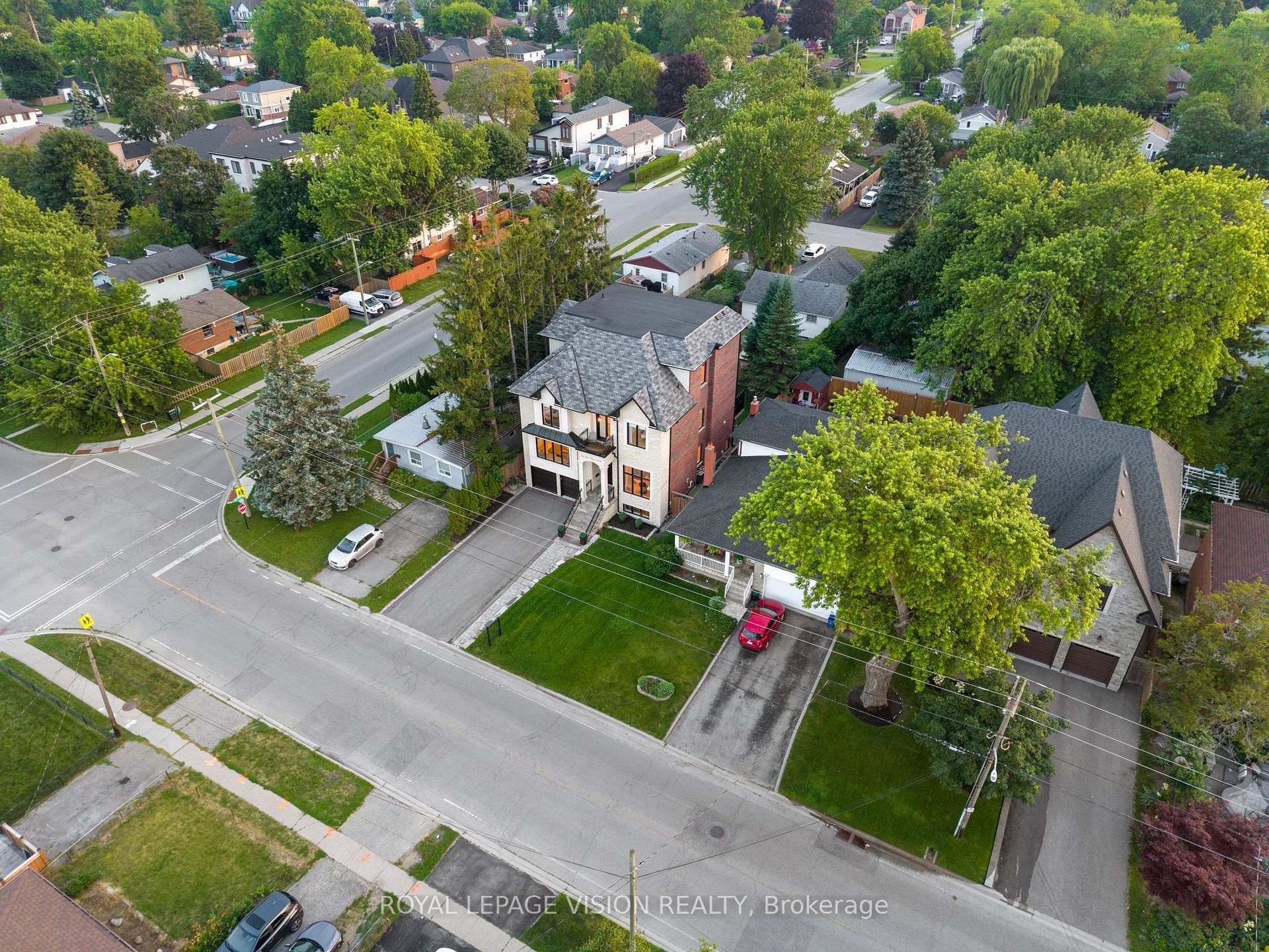 Photo 4 of 732 W Shore Boulevard, Pickering, West Shore — HOMEH