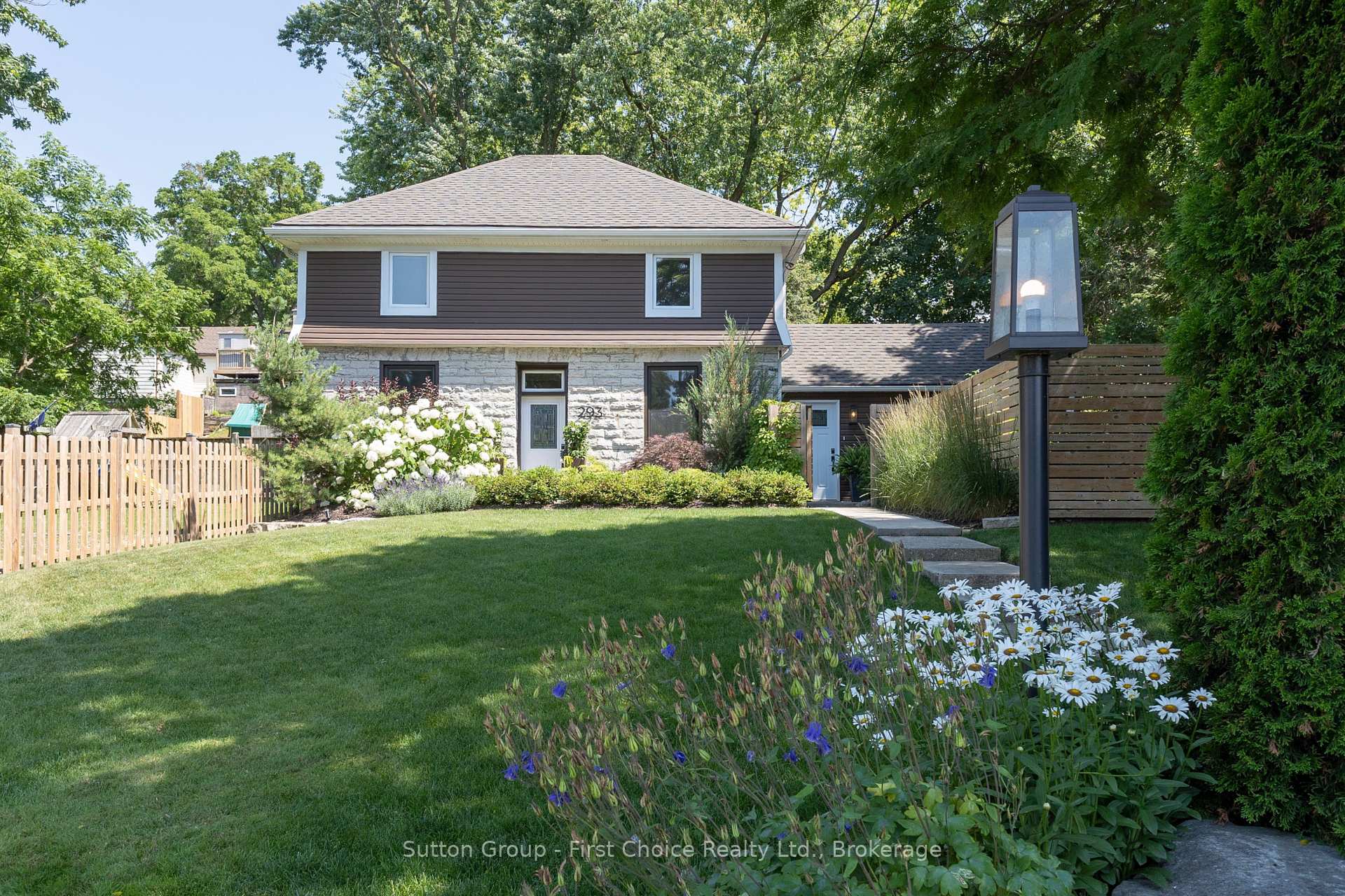Photo of 293 Wellington Street S