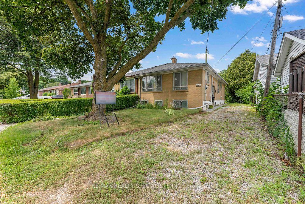 Photo 2 of 122 Cordella Avenue, Toronto, Rockcliffe-Smythe — HOMEH