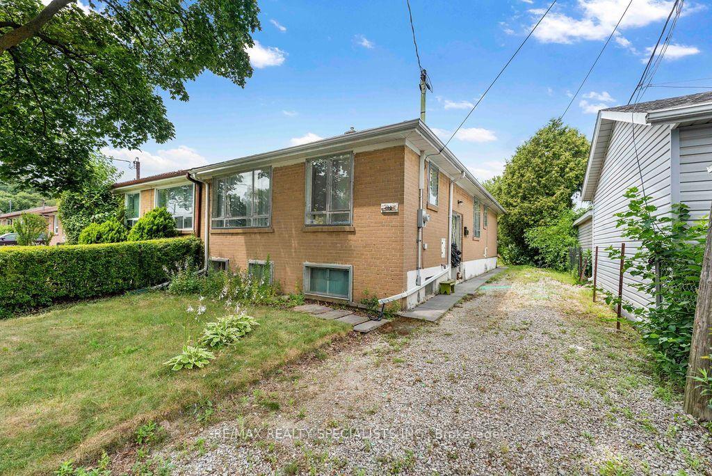 Photo 3 of 122 Cordella Avenue, Toronto, Rockcliffe-Smythe — HOMEH