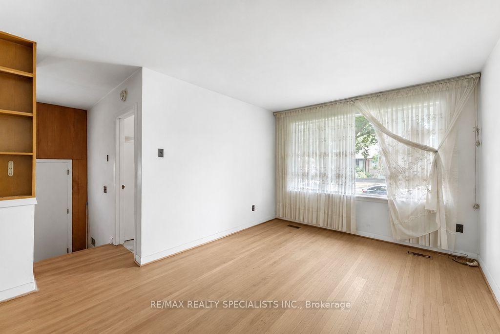 Photo 8 of 122 Cordella Avenue, Toronto, Rockcliffe-Smythe — HOMEH