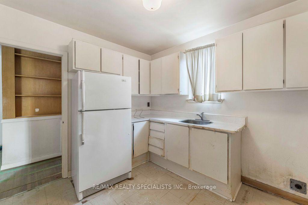 Photo 9 of 122 Cordella Avenue, Toronto, Rockcliffe-Smythe — HOMEH
