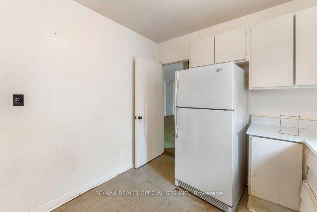 Photo 10 of 122 Cordella Avenue, Toronto, Rockcliffe-Smythe — HOMEH