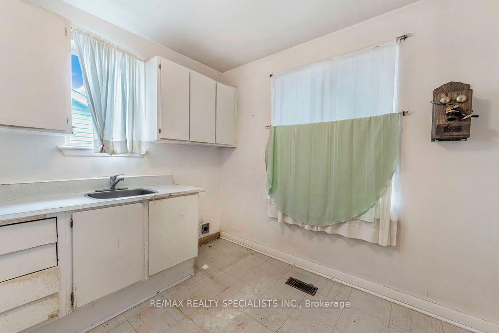 Photo 11 of 122 Cordella Avenue, Toronto, Rockcliffe-Smythe — HOMEH
