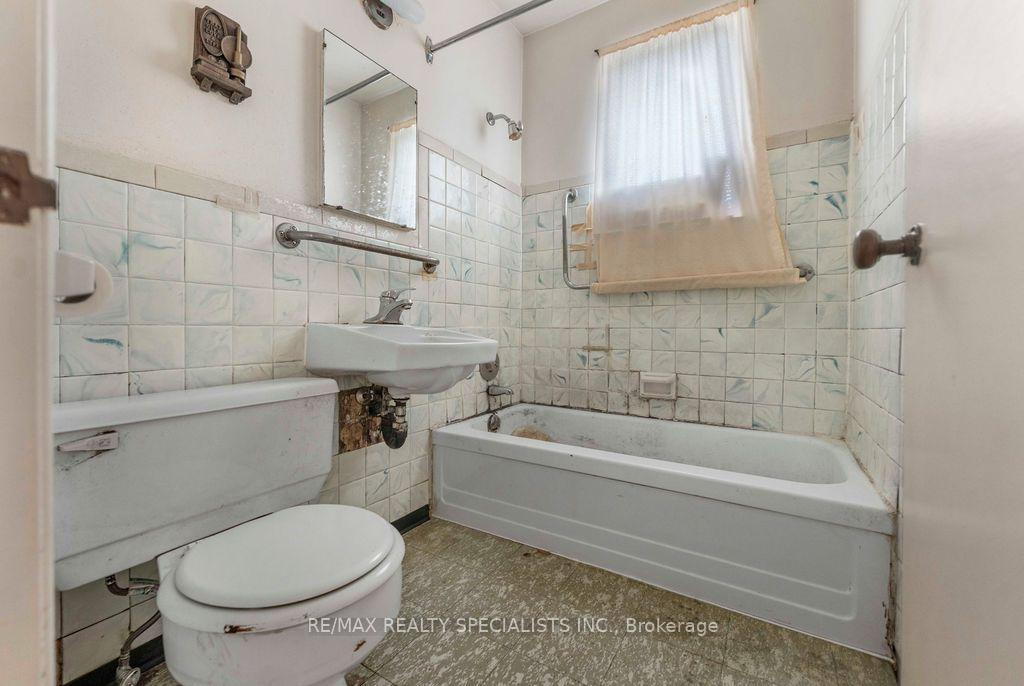 Photo 17 of 122 Cordella Avenue, Toronto, Rockcliffe-Smythe — HOMEH