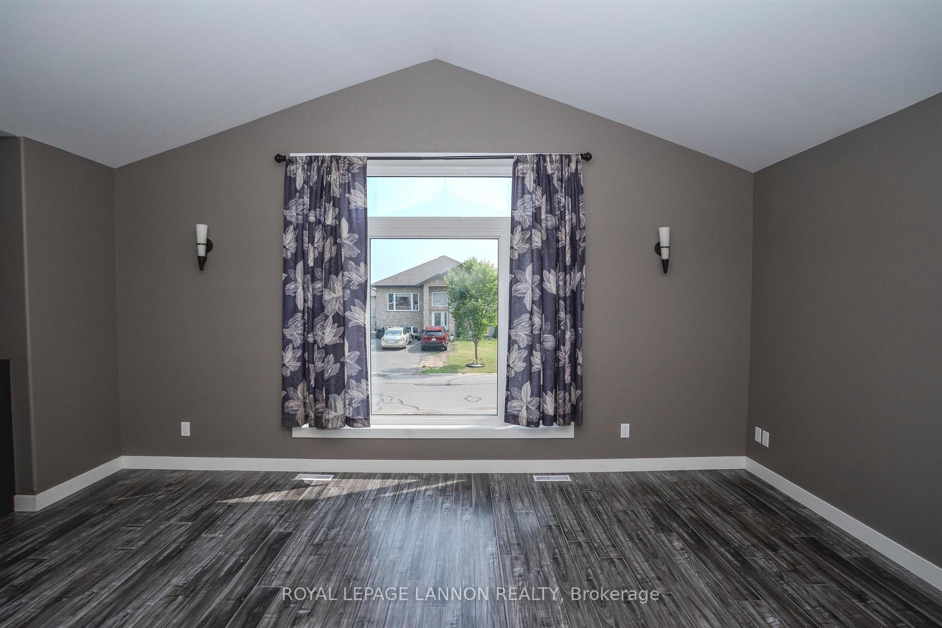 Photo 4 of 461 Longbow Street, Thunder Bay, John Street North — HOMEH
