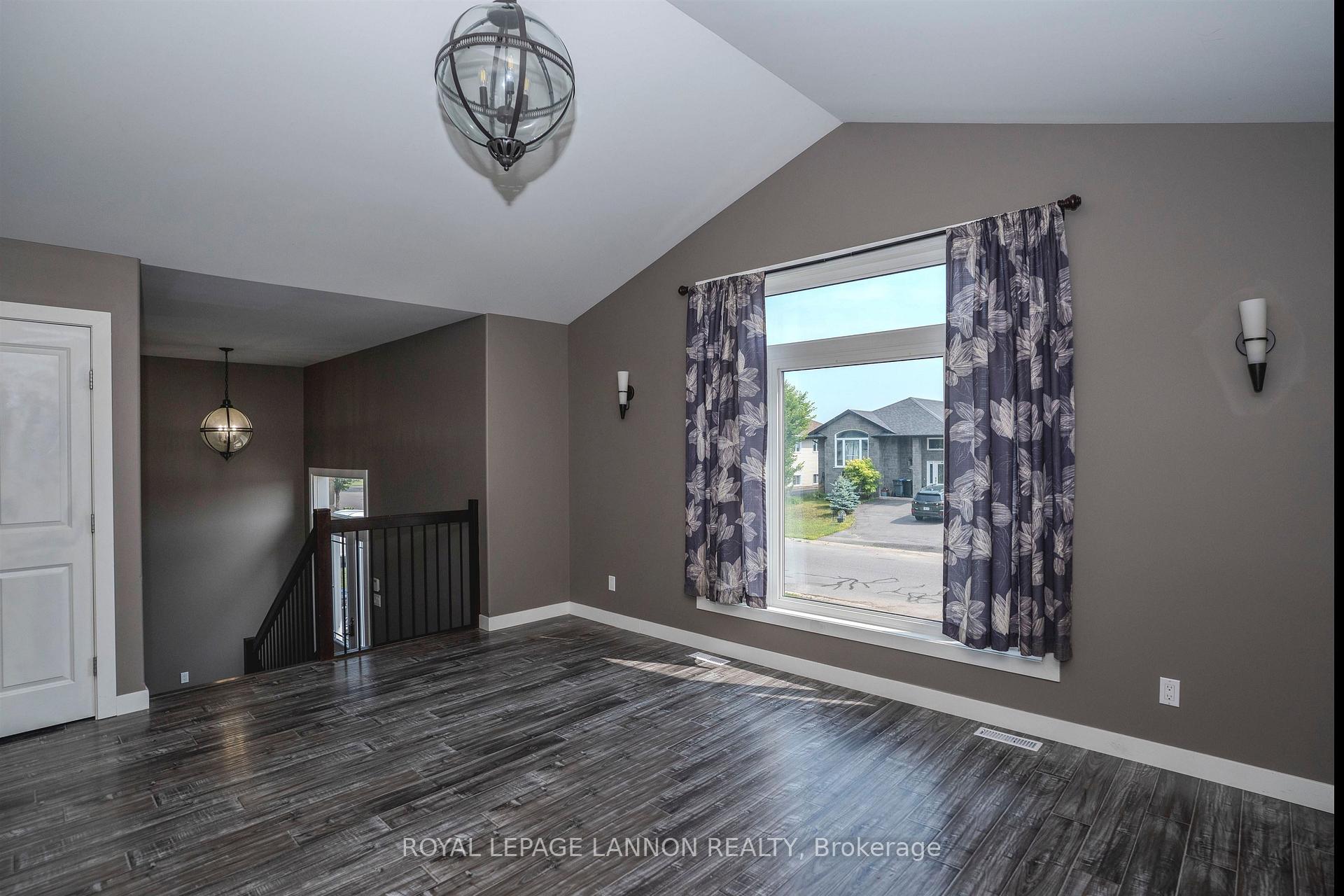 Photo 5 of 461 Longbow Street, Thunder Bay, John Street North — HOMEH