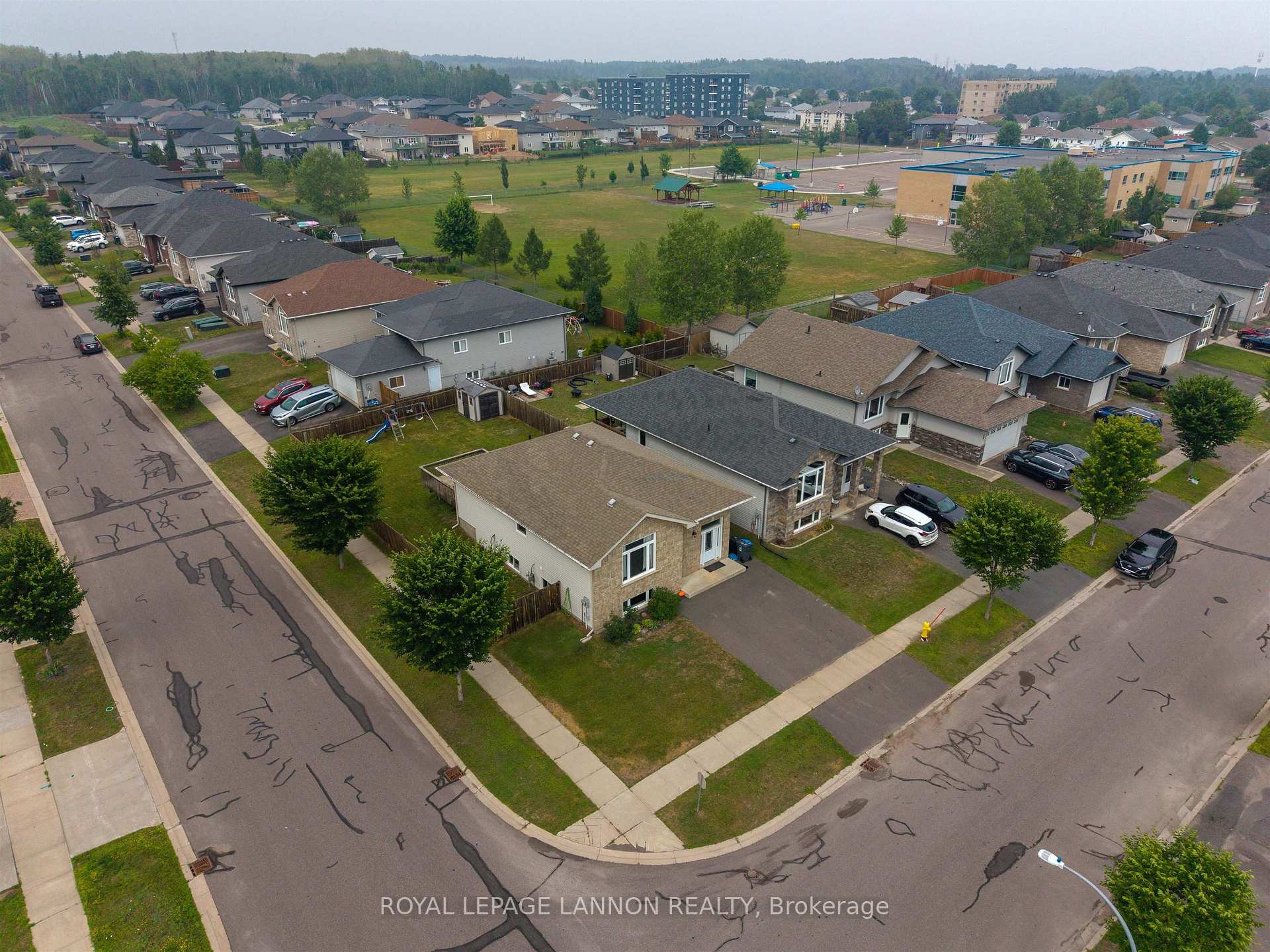 Photo 30 of 461 Longbow Street, Thunder Bay, John Street North — HOMEH