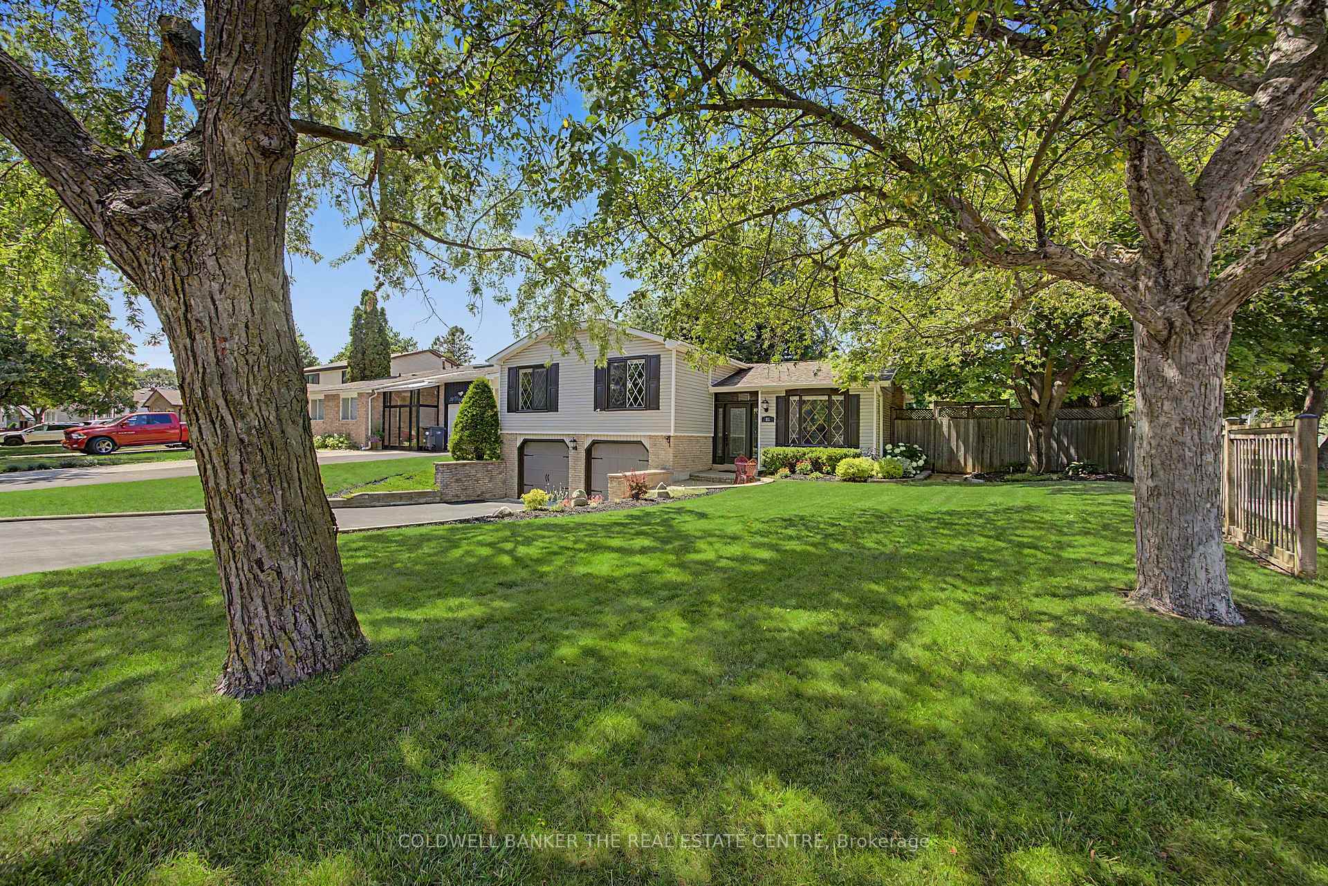 Photo 3 of 85 Wright Crescent, Caledon, Bolton North — HOMEH