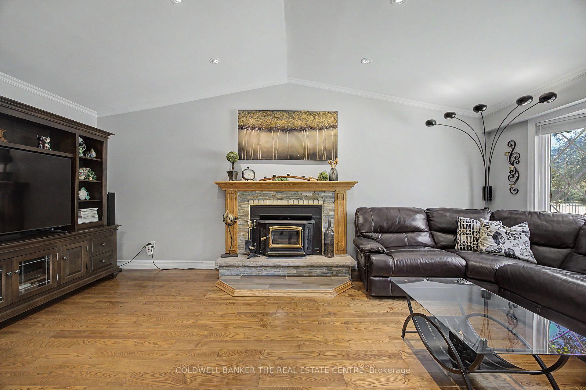 Photo 9 of 85 Wright Crescent, Caledon, Bolton North — HOMEH