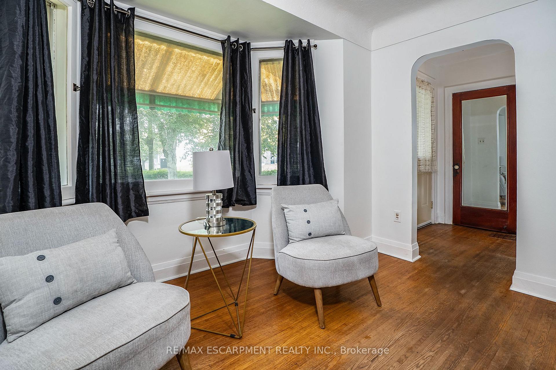Photo 2 of 90 Osler Drive, Hamilton, Dundas — HOMEH