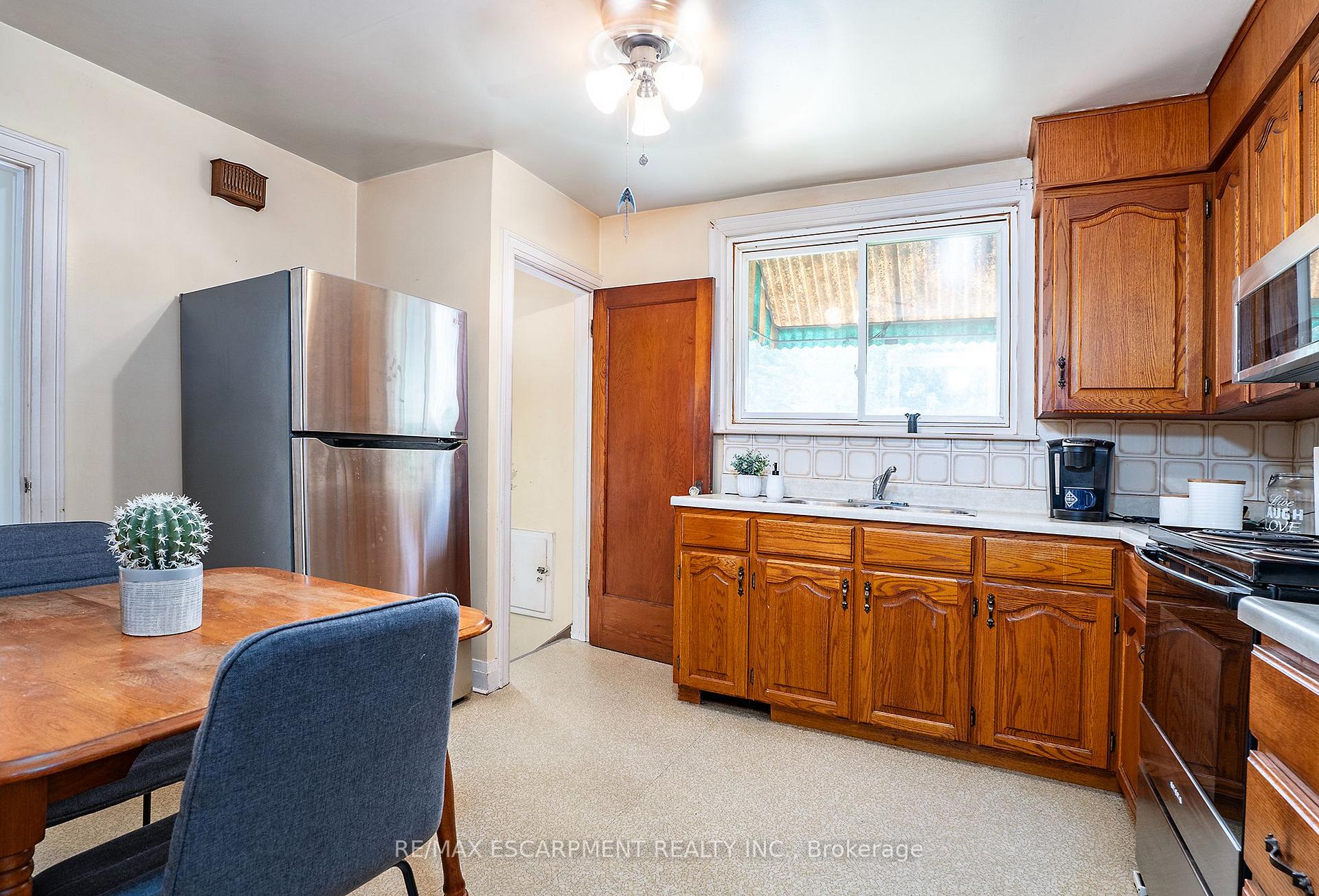 Photo 9 of 90 Osler Drive, Hamilton, Dundas — HOMEH