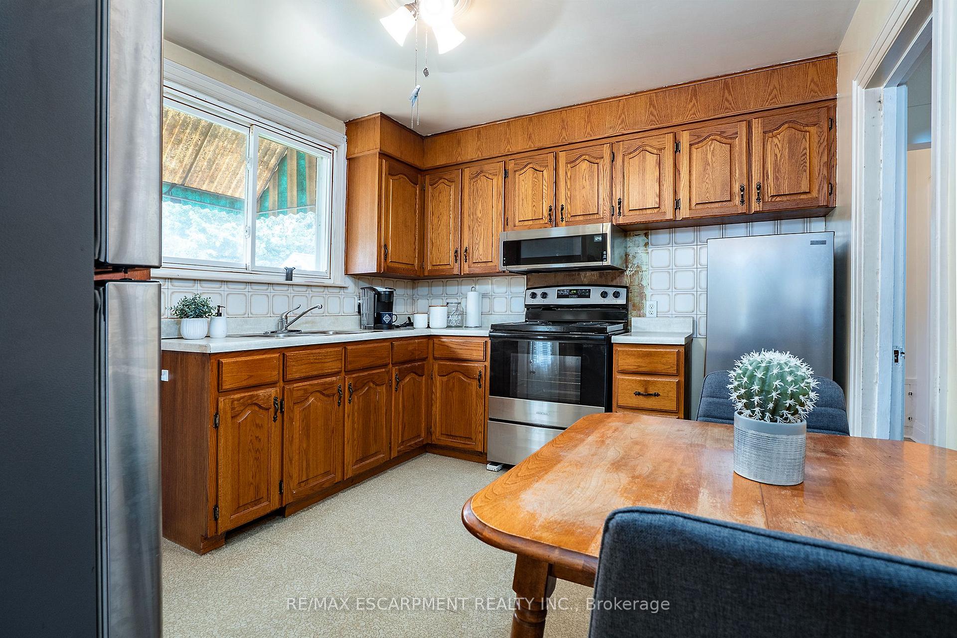 Photo 11 of 90 Osler Drive, Hamilton, Dundas — HOMEH