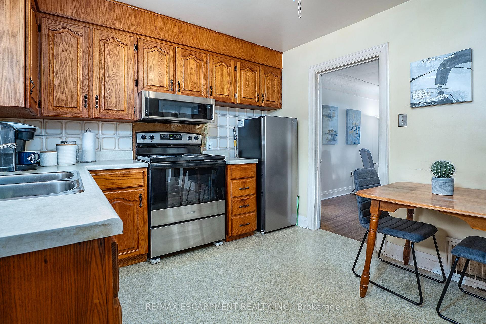 Photo 12 of 90 Osler Drive, Hamilton, Dundas — HOMEH