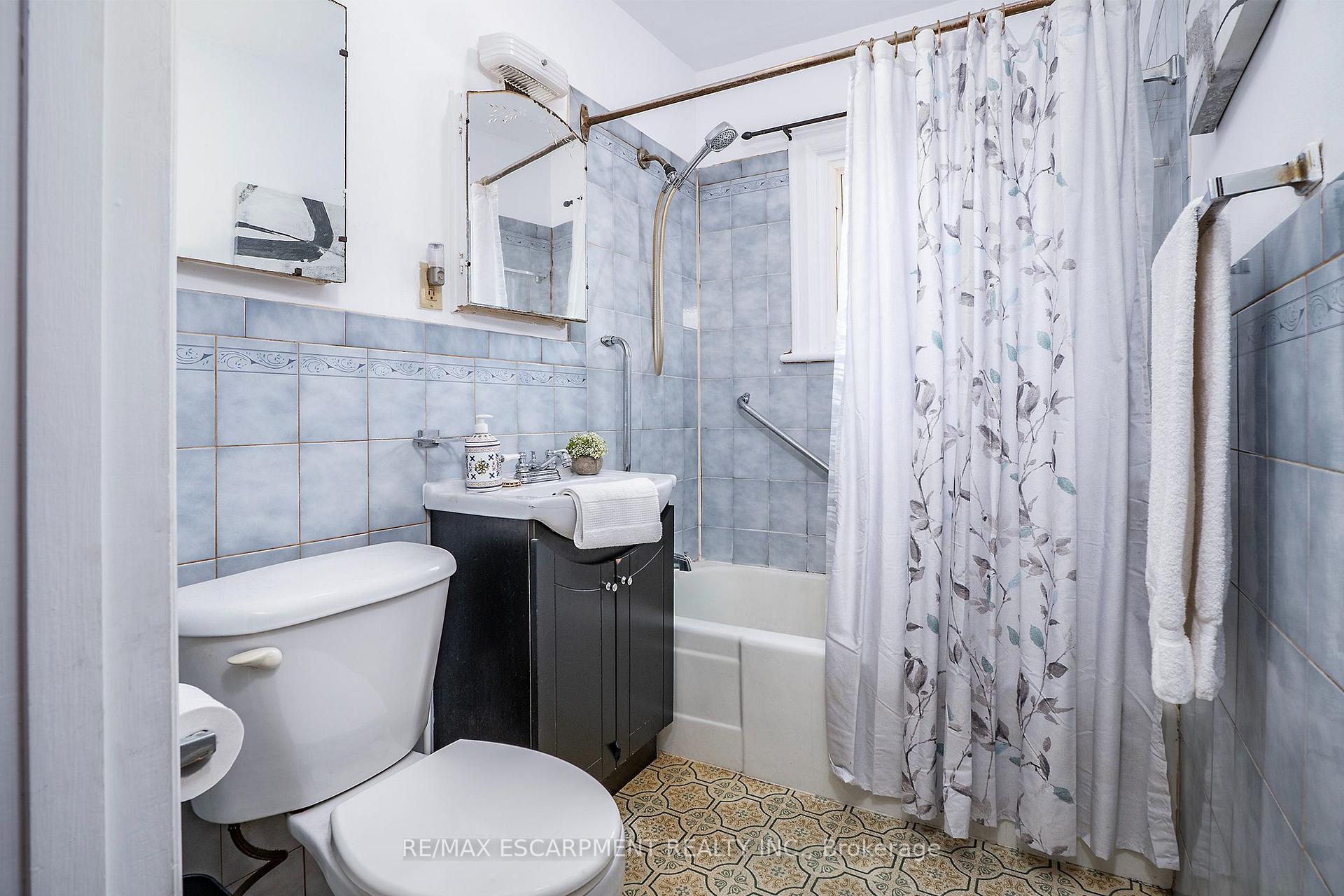 Photo 15 of 90 Osler Drive, Hamilton, Dundas — HOMEH