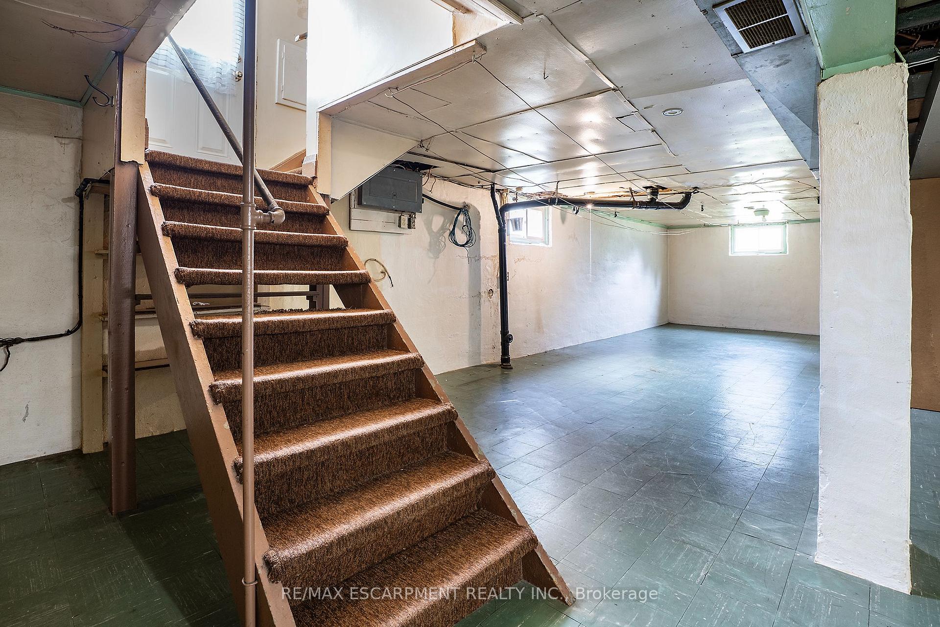Photo 16 of 90 Osler Drive, Hamilton, Dundas — HOMEH