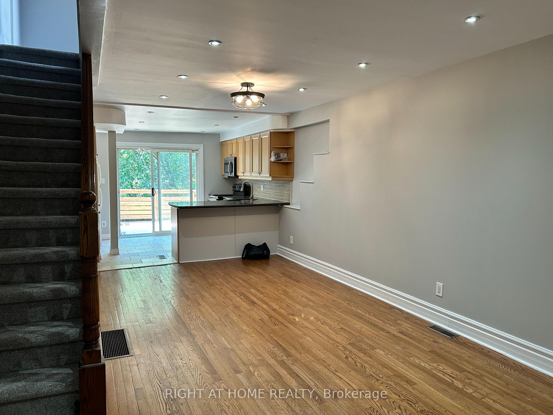 Photo 10 of 280 Kenilworth Avenue, Toronto, The Beaches — HOMEH